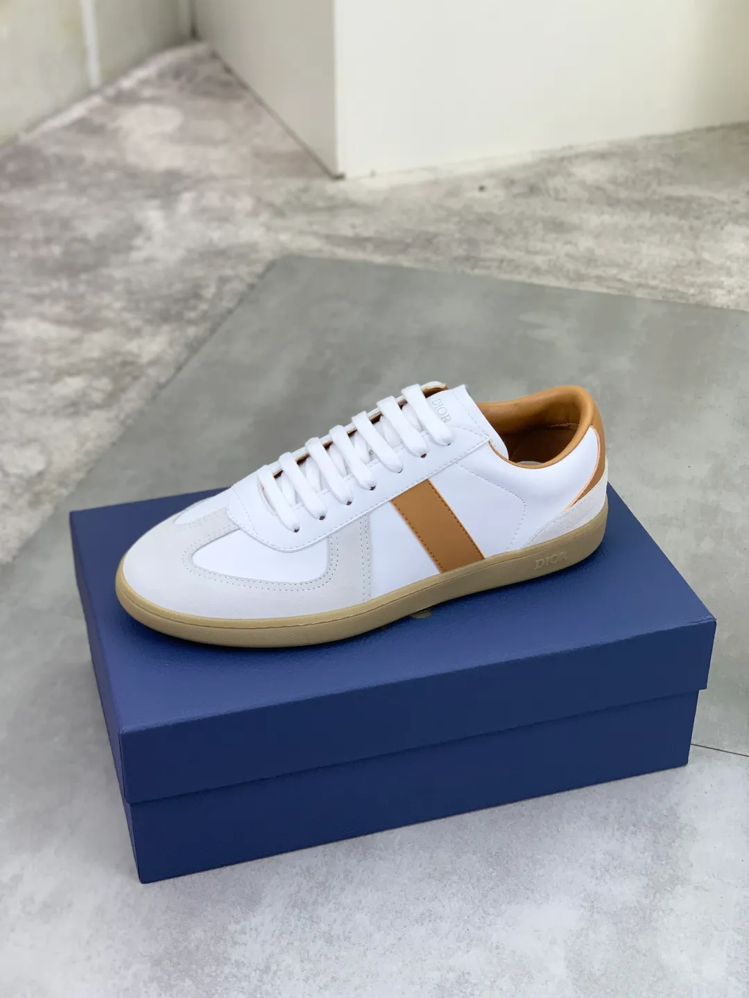 Men's shoes 💰P360 New Dior B01 moral training shoes, white first-layer cowhide, original molded outsole. New to the fall collection, this sneaker marks the return of a Dior classic, reinterpreted in a stylish and elegant silhouette. Crafted from white smooth first-grain cowhide with a tonal silk sheepskin lining, it features the Dior logo on the tongue and inner sides, and a CD icon on the heel. Paired with Tpu anti-slip soles of the same color, it can be matched with various styles to create a sophisticated look.  Code number: 38-44